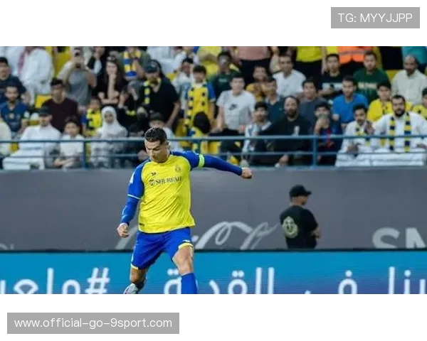 坎特在吉达联合完成底线铲断，阻断对方前锋禁区内突破